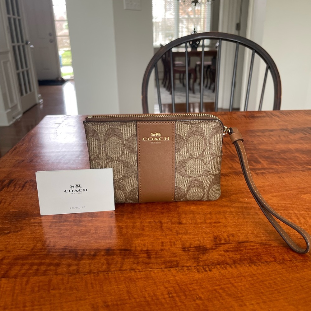Brand new! Coach wallet/wristlet. Color brown gold hardware